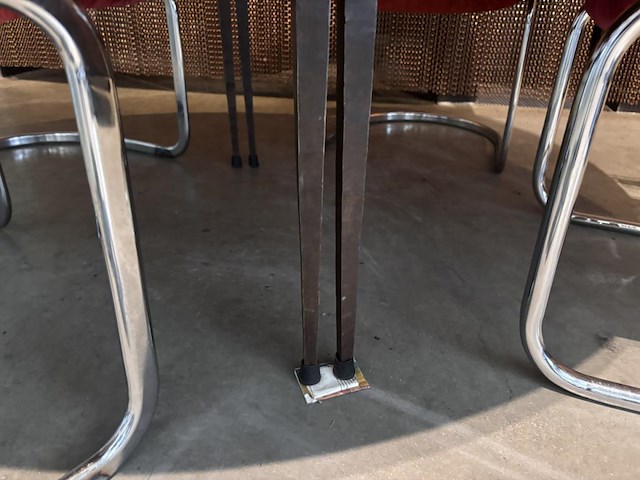 Ronde vintage eettafel met 4 designstoelen - afbeelding 2 van  5