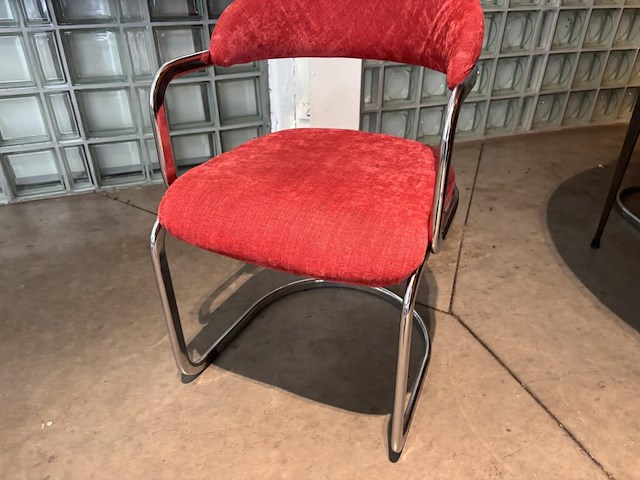 Ronde vintage eettafel met 4 designstoelen - afbeelding 3 van  5