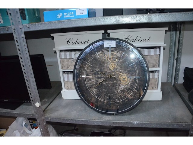 Ronde wandklok, 2 wit houten rekjes met rieten mandjes - afbeelding 1 van  6