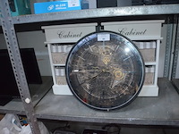 Ronde wandklok, 2 wit houten rekjes met rieten mandjes - afbeelding 1 van  6