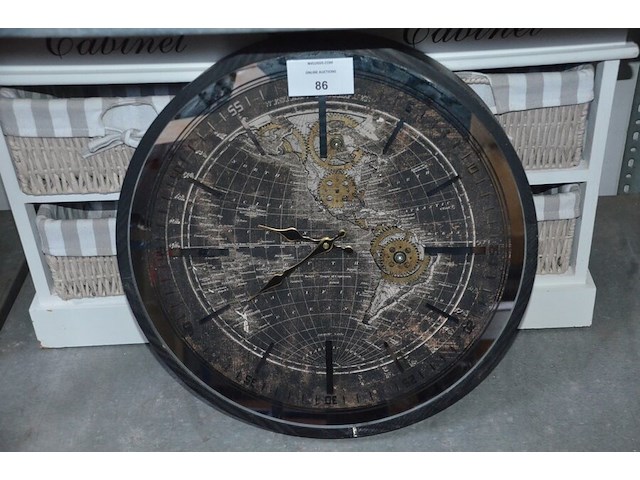 Ronde wandklok, 2 wit houten rekjes met rieten mandjes - afbeelding 2 van  6