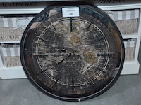 Ronde wandklok, 2 wit houten rekjes met rieten mandjes - afbeelding 2 van  6