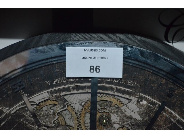 Ronde wandklok, 2 wit houten rekjes met rieten mandjes - afbeelding 3 van  6