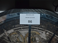 Ronde wandklok, 2 wit houten rekjes met rieten mandjes - afbeelding 3 van  6