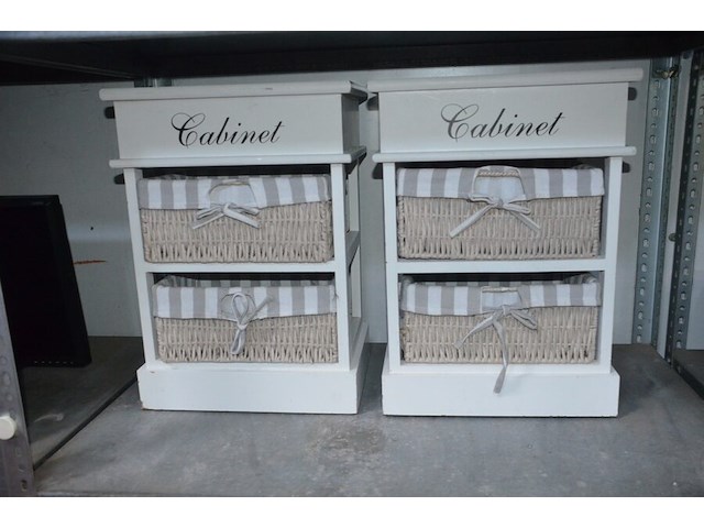 Ronde wandklok, 2 wit houten rekjes met rieten mandjes - afbeelding 4 van  6