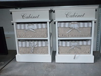 Ronde wandklok, 2 wit houten rekjes met rieten mandjes - afbeelding 4 van  6