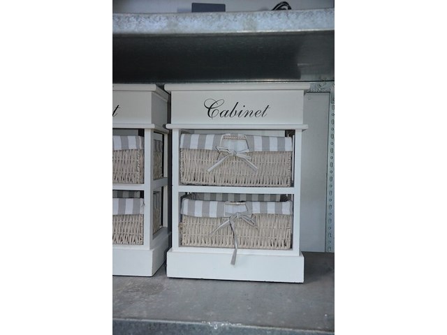 Ronde wandklok, 2 wit houten rekjes met rieten mandjes - afbeelding 5 van  6