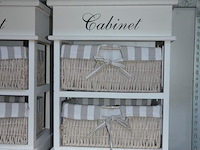 Ronde wandklok, 2 wit houten rekjes met rieten mandjes - afbeelding 5 van  6