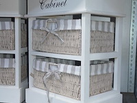 Ronde wandklok, 2 wit houten rekjes met rieten mandjes - afbeelding 6 van  6