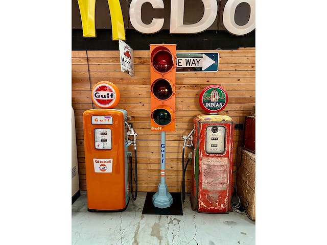 Rood licht hersteld in golfkleuren - diverse lichtapparatuur - afbeelding 1 van  11