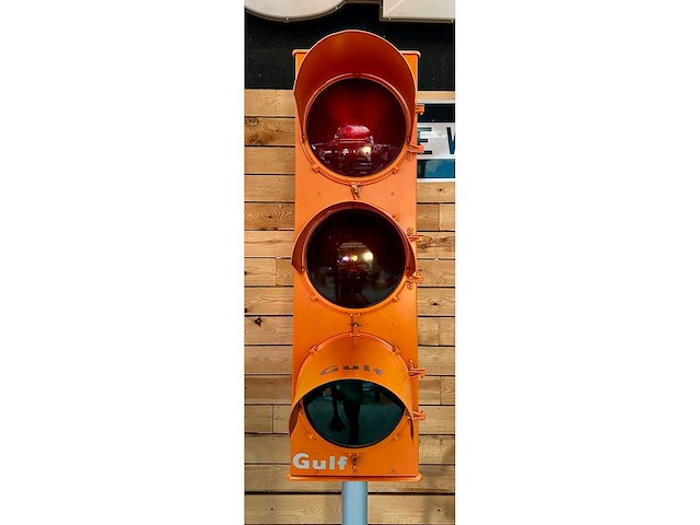 Rood licht hersteld in golfkleuren - diverse lichtapparatuur - afbeelding 6 van  11