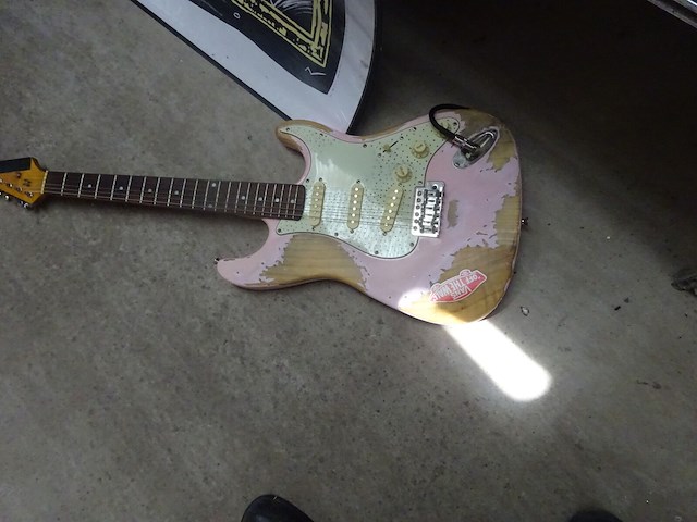 Rose gitaar - afbeelding 1 van  3
