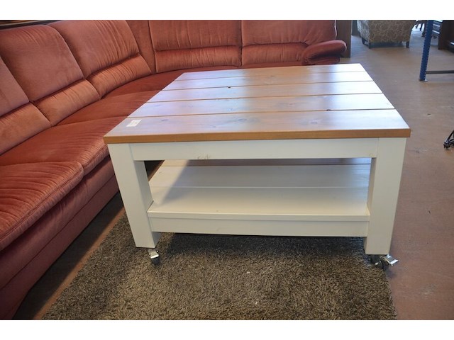 Rose stoffen hoeksalon afm. 300x185, wit houten salontafel bruin houten blad op wielen afm. 100x100, bruin vloerkleed afm. 165x120 - afbeelding 2 van  10