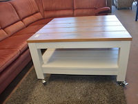 Rose stoffen hoeksalon afm. 300x185, wit houten salontafel bruin houten blad op wielen afm. 100x100, bruin vloerkleed afm. 165x120 - afbeelding 2 van  10