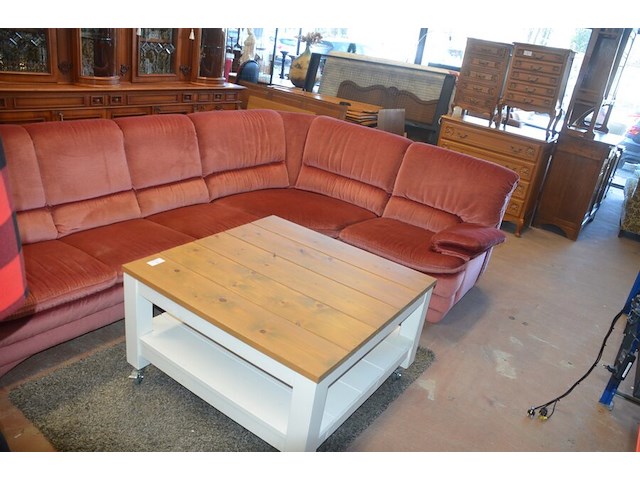 Rose stoffen hoeksalon afm. 300x185, wit houten salontafel bruin houten blad op wielen afm. 100x100, bruin vloerkleed afm. 165x120 - afbeelding 1 van  10
