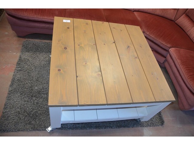 Rose stoffen hoeksalon afm. 300x185, wit houten salontafel bruin houten blad op wielen afm. 100x100, bruin vloerkleed afm. 165x120 - afbeelding 3 van  10