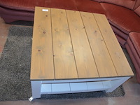 Rose stoffen hoeksalon afm. 300x185, wit houten salontafel bruin houten blad op wielen afm. 100x100, bruin vloerkleed afm. 165x120 - afbeelding 3 van  10