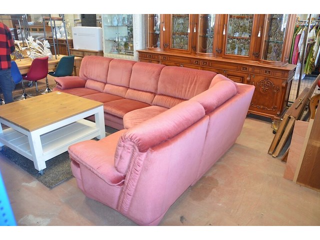 Rose stoffen hoeksalon afm. 300x185, wit houten salontafel bruin houten blad op wielen afm. 100x100, bruin vloerkleed afm. 165x120 - afbeelding 4 van  10