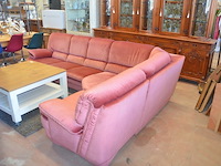 Rose stoffen hoeksalon afm. 300x185, wit houten salontafel bruin houten blad op wielen afm. 100x100, bruin vloerkleed afm. 165x120 - afbeelding 4 van  10