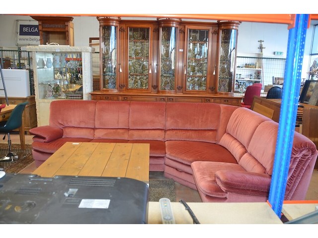 Rose stoffen hoeksalon afm. 300x185, wit houten salontafel bruin houten blad op wielen afm. 100x100, bruin vloerkleed afm. 165x120 - afbeelding 6 van  10