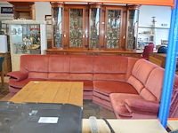 Rose stoffen hoeksalon afm. 300x185, wit houten salontafel bruin houten blad op wielen afm. 100x100, bruin vloerkleed afm. 165x120 - afbeelding 6 van  10