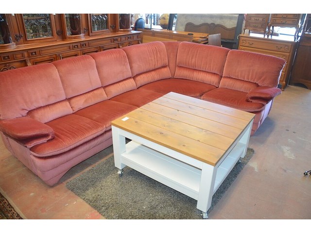 Rose stoffen hoeksalon afm. 300x185, wit houten salontafel bruin houten blad op wielen afm. 100x100, bruin vloerkleed afm. 165x120 - afbeelding 7 van  10