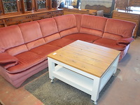 Rose stoffen hoeksalon afm. 300x185, wit houten salontafel bruin houten blad op wielen afm. 100x100, bruin vloerkleed afm. 165x120 - afbeelding 7 van  10