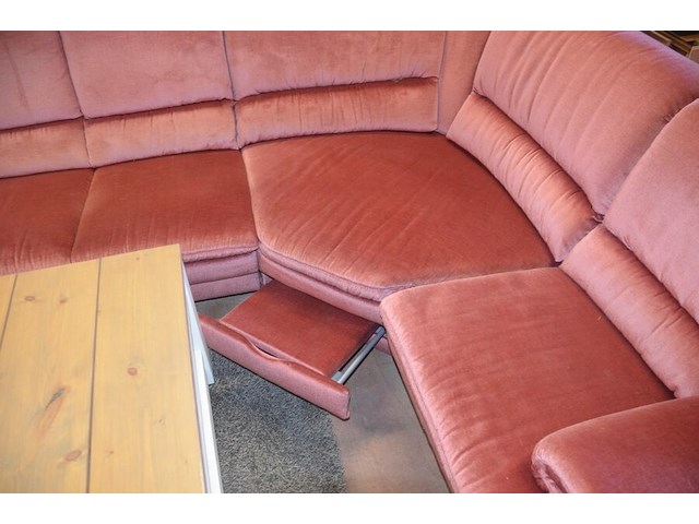 Rose stoffen hoeksalon afm. 300x185, wit houten salontafel bruin houten blad op wielen afm. 100x100, bruin vloerkleed afm. 165x120 - afbeelding 8 van  10