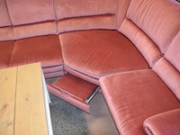 Rose stoffen hoeksalon afm. 300x185, wit houten salontafel bruin houten blad op wielen afm. 100x100, bruin vloerkleed afm. 165x120 - afbeelding 8 van  10