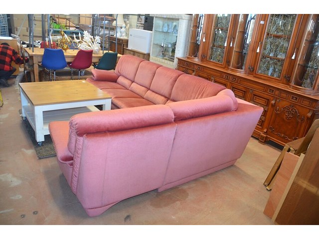 Rose stoffen hoeksalon afm. 300x185, wit houten salontafel bruin houten blad op wielen afm. 100x100, bruin vloerkleed afm. 165x120 - afbeelding 9 van  10