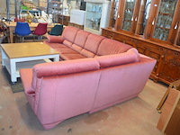 Rose stoffen hoeksalon afm. 300x185, wit houten salontafel bruin houten blad op wielen afm. 100x100, bruin vloerkleed afm. 165x120 - afbeelding 9 van  10