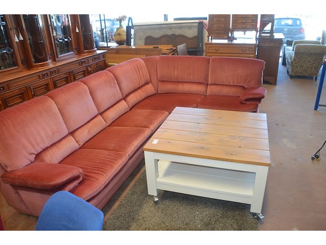 Rose stoffen hoeksalon afm. 300x185, wit houten salontafel bruin houten blad op wielen afm. 100x100, bruin vloerkleed afm. 165x120 - afbeelding 10 van  10