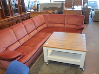Rose stoffen hoeksalon afm. 300x185, wit houten salontafel bruin houten blad op wielen afm. 100x100, bruin vloerkleed afm. 165x120 - afbeelding 10 van  10