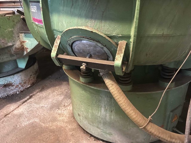 Rösler vibrerende massa afwerkmachine / vibrerende ontbraammachine trillende afwerkmachines - afbeelding 2 van  19