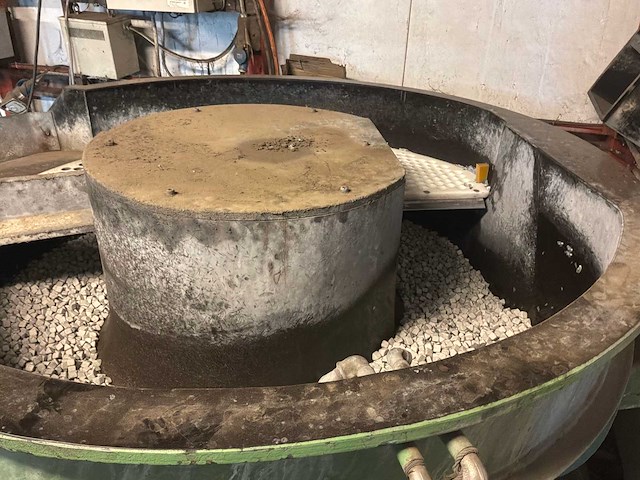 Rösler vibrerende massa afwerkmachine / vibrerende ontbraammachine trillende afwerkmachines - afbeelding 3 van  19