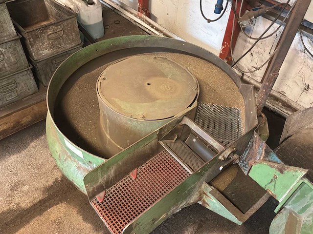 Rösler vibrerende massa afwerkmachine / vibrerende ontbraammachine trillende afwerkmachines - afbeelding 8 van  19