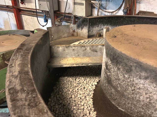 Rösler vibrerende massa afwerkmachine / vibrerende ontbraammachine trillende afwerkmachines - afbeelding 14 van  19