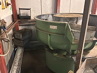 Rösler vibrerende massa afwerkmachine / vibrerende ontbraammachine trillende afwerkmachines - afbeelding 17 van  19