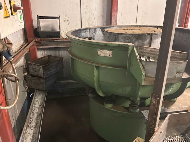 Rösler vibrerende massa afwerkmachine / vibrerende ontbraammachine trillende afwerkmachines - afbeelding 2 van  2