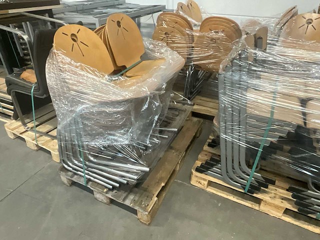 Rote partij stoelen hout met metalen frame - afbeelding 2 van  6