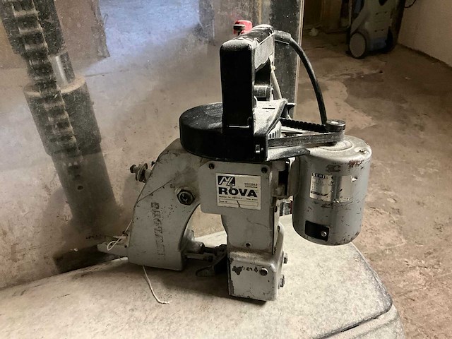 Rova draagbare naaimachine - afbeelding 1 van  5