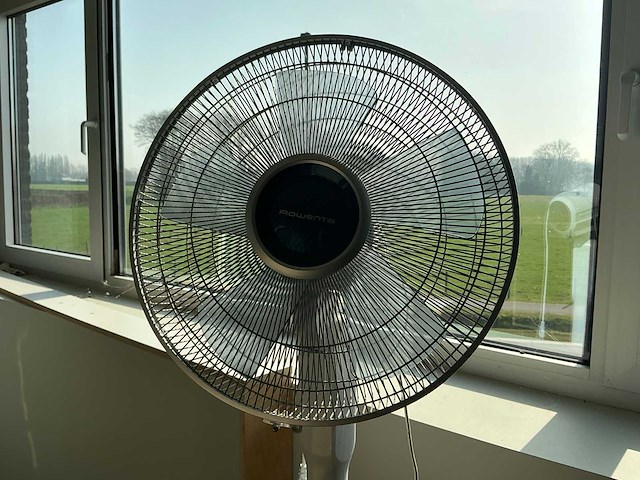 Rowenta vu5840 staande ventilator - afbeelding 1 van  2