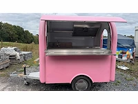 Roze food truck trailer