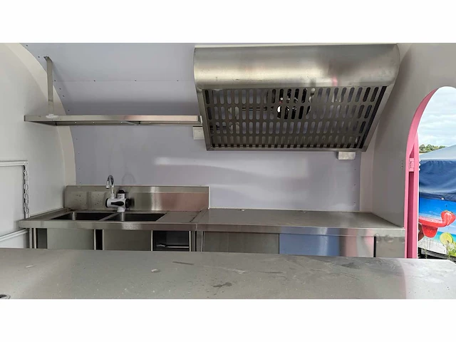 Roze food truck trailer - afbeelding 24 van  29