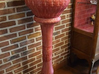 Roze zuil met bloempot licht beschadigd