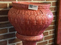 Roze zuil met bloempot licht beschadigd - afbeelding 2 van  4