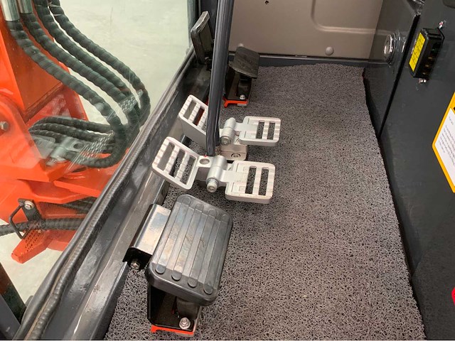 Rte - 2025 - cre213 - minigraafmachine kubota euro 5 met cabine - afbeelding 27 van  34