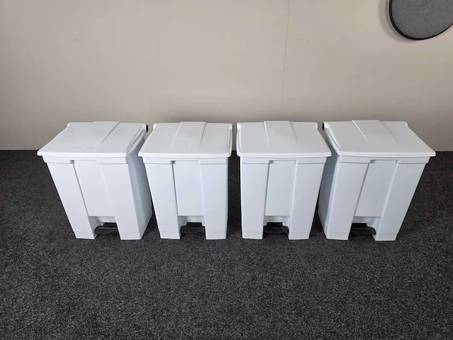 Rubbermaid - afvalemmers en prullenbakken (4x) - afbeelding 1 van  7
