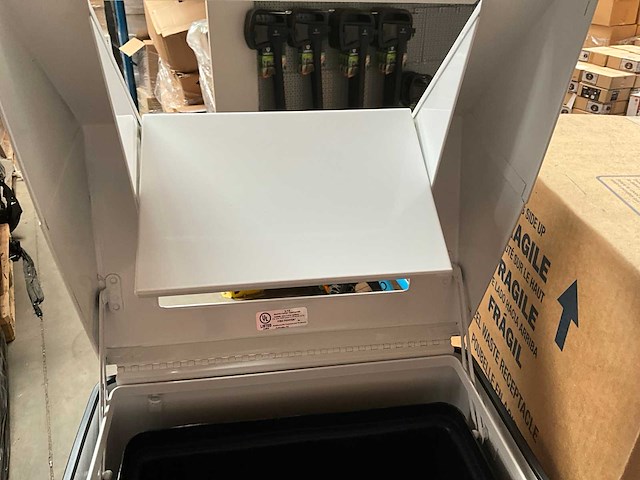 Rubbermaid brandveilige afvalbak 40 liter wit - afbeelding 4 van  8