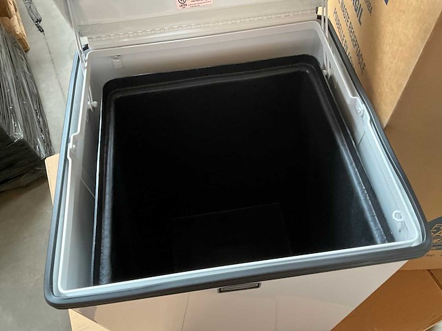 Rubbermaid brandveilige afvalbak 40 liter wit - afbeelding 6 van  8